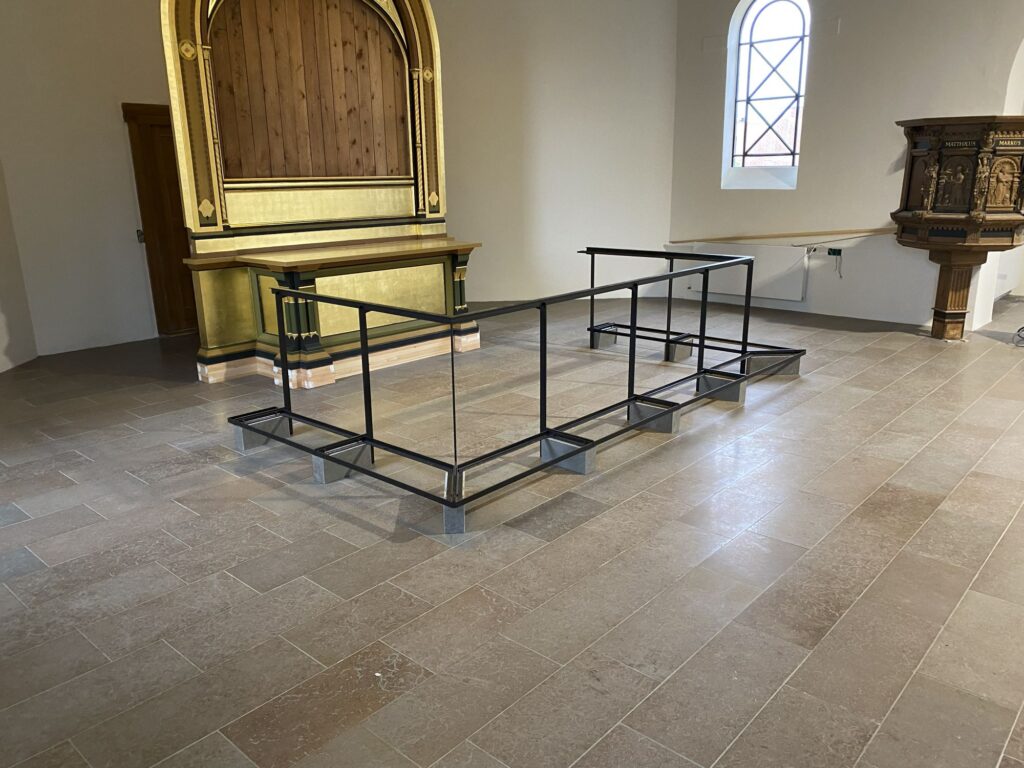 Nyt lyst stengulv ved alteret i kirke