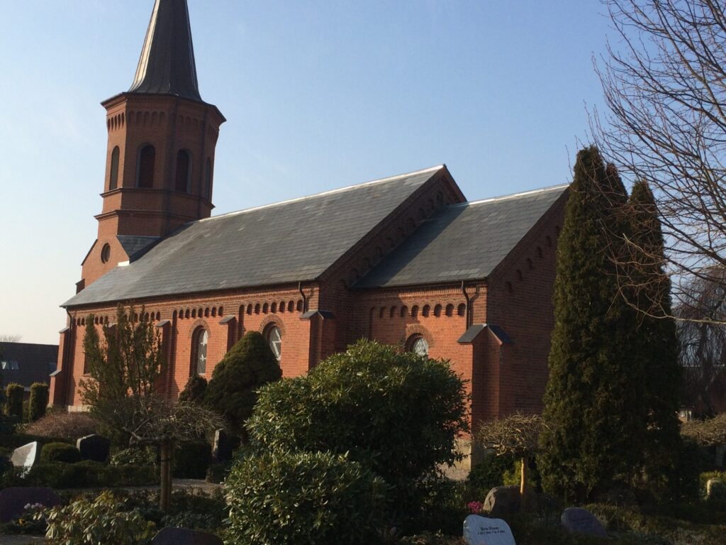 Jordrup kirke med tårn set fra kirkegården