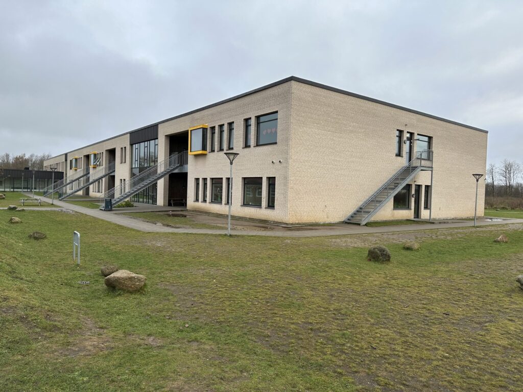 Hærvejsskolen i lyse mursten med udvendige trapper