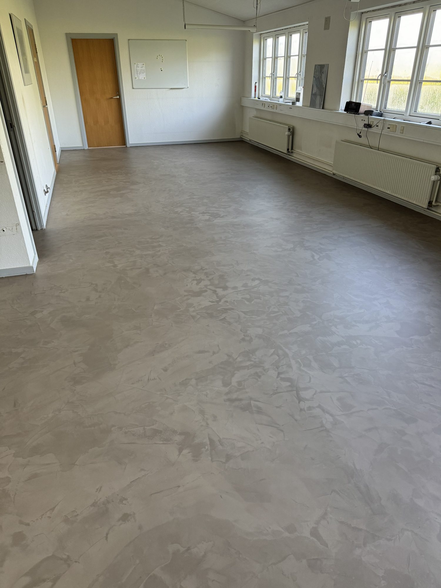 Gråt microcementgulv i mat finish