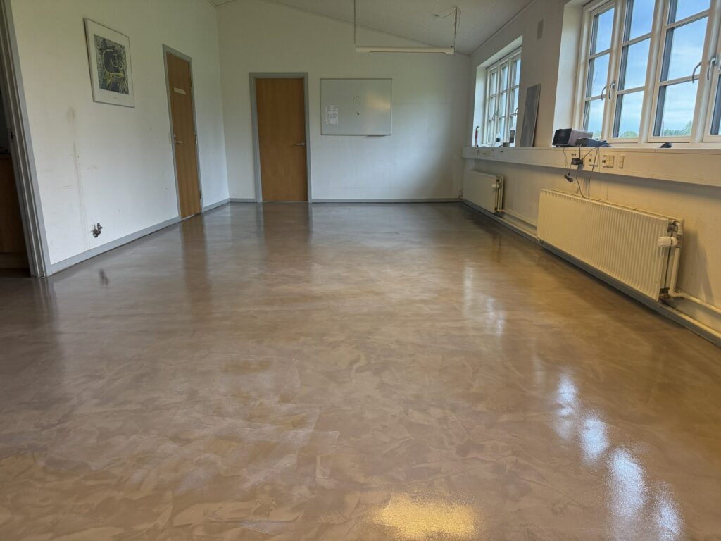 Lyst lokale med nyt fugefrit microcementgulv