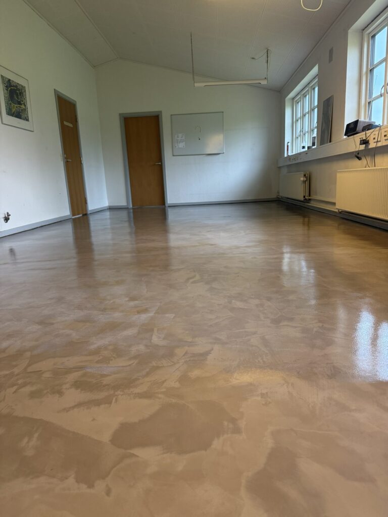 Microcementgulvets marmorerede overflade med spejlinger